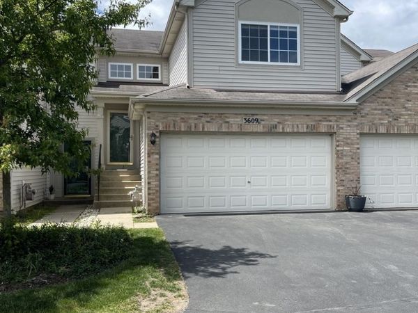 3609 Roanoke Avenue , Carpentersville, IL 60110