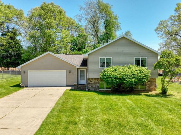 475 Greenbriar Place, Jonesville, MI 49250