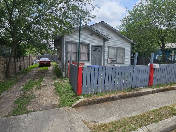 2318 W Poplar St, San Antonio, TX 78207