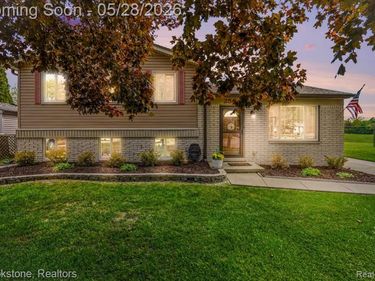 2564 Rainbow Drive, Troy, MI 48083