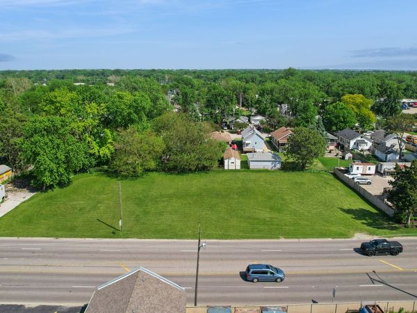 920 S Lake Street , Aurora, IL 60506