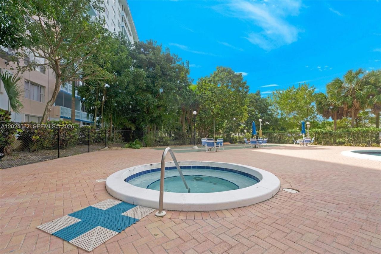 4001 Hillcrest Dr, Unit 609, Hollywood, FL 33021 Photo