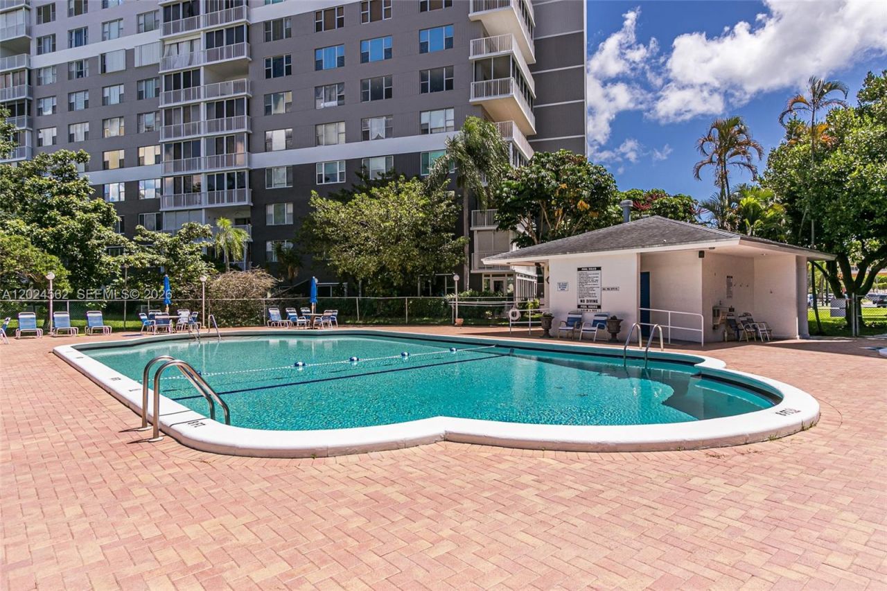 4001 Hillcrest Dr, Unit 609, Hollywood, FL 33021 Photo