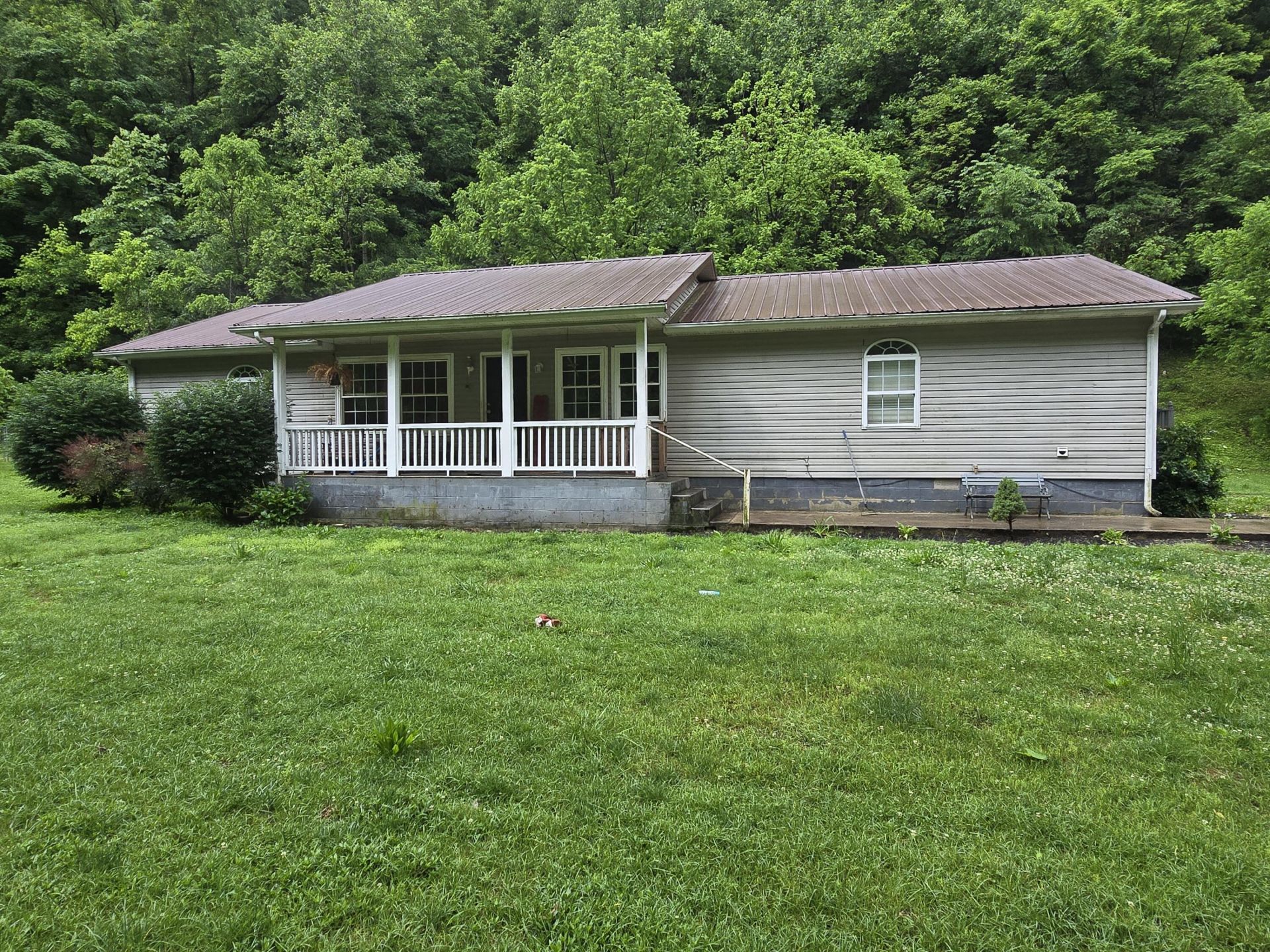 1698 Dry Creek Road, Topmost, KY 41862 Main Photo