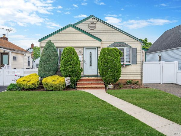 10 Gordon Avenue, Westbury, NY 11590