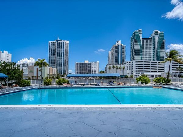 600 SW Parkview Dr, Unit 505, Hallandale Beach, FL 33009