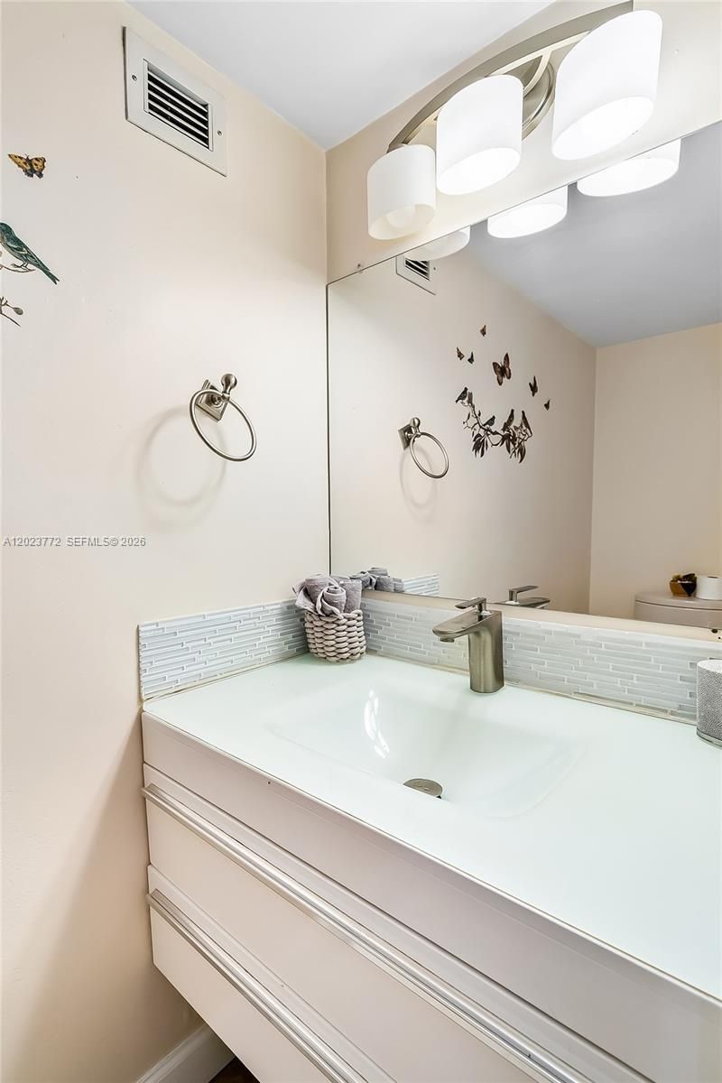600 SW Parkview Dr, Unit 505, Hallandale Beach, FL 33009 Photo