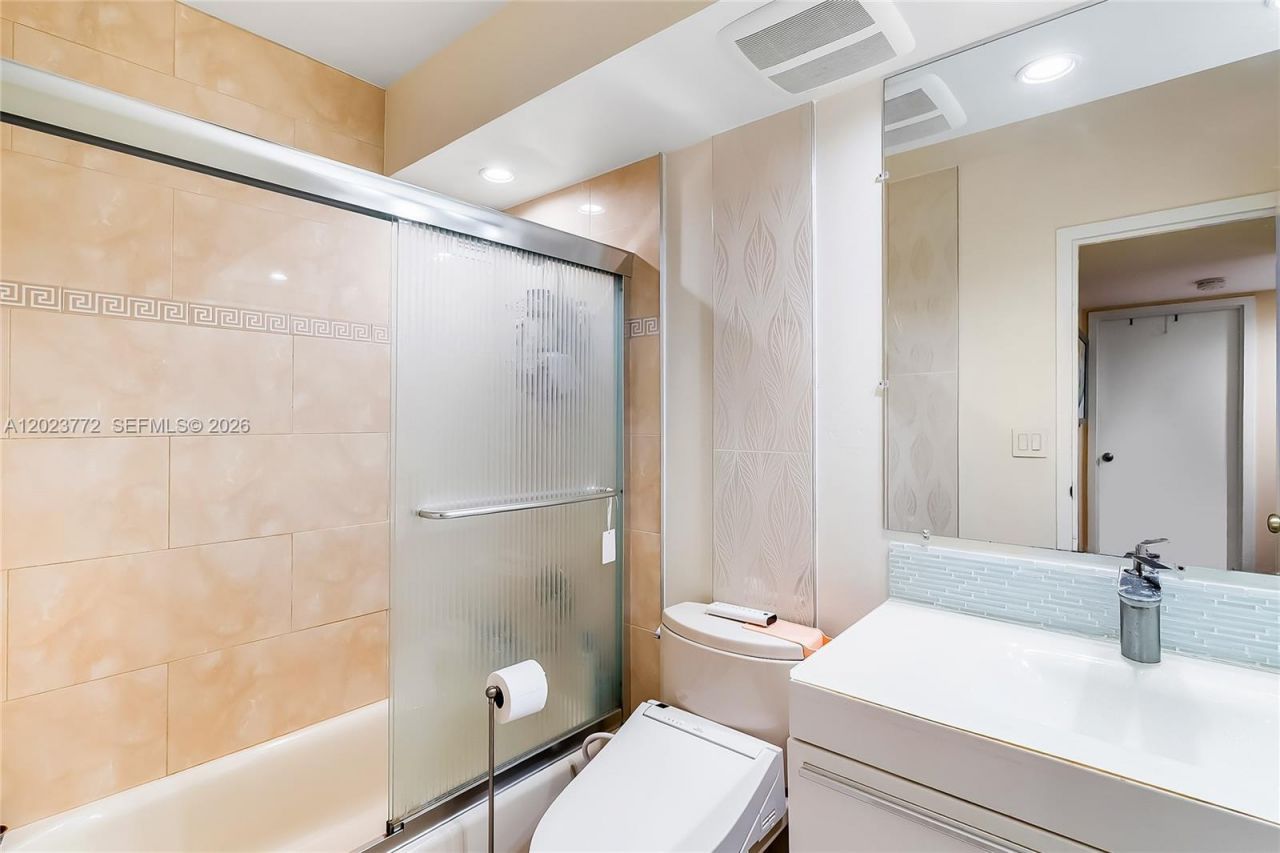600 SW Parkview Dr, Unit 505, Hallandale Beach, FL 33009 Photo