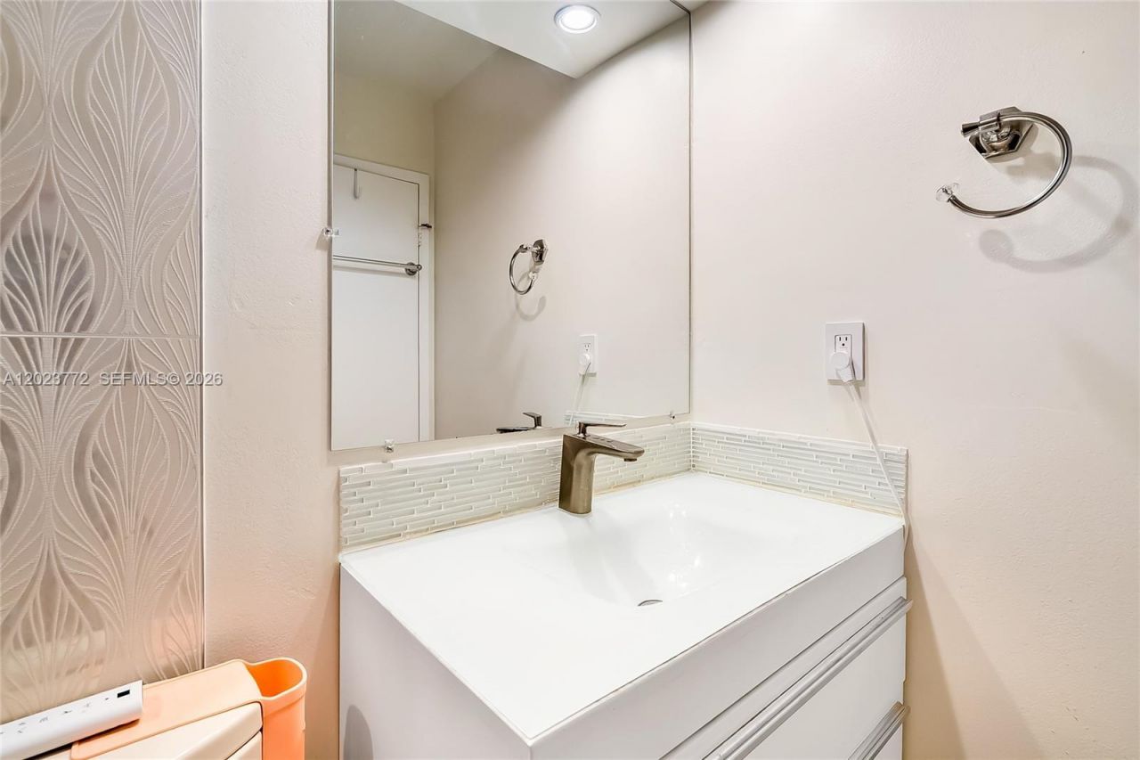 600 SW Parkview Dr, Unit 505, Hallandale Beach, FL 33009 Photo