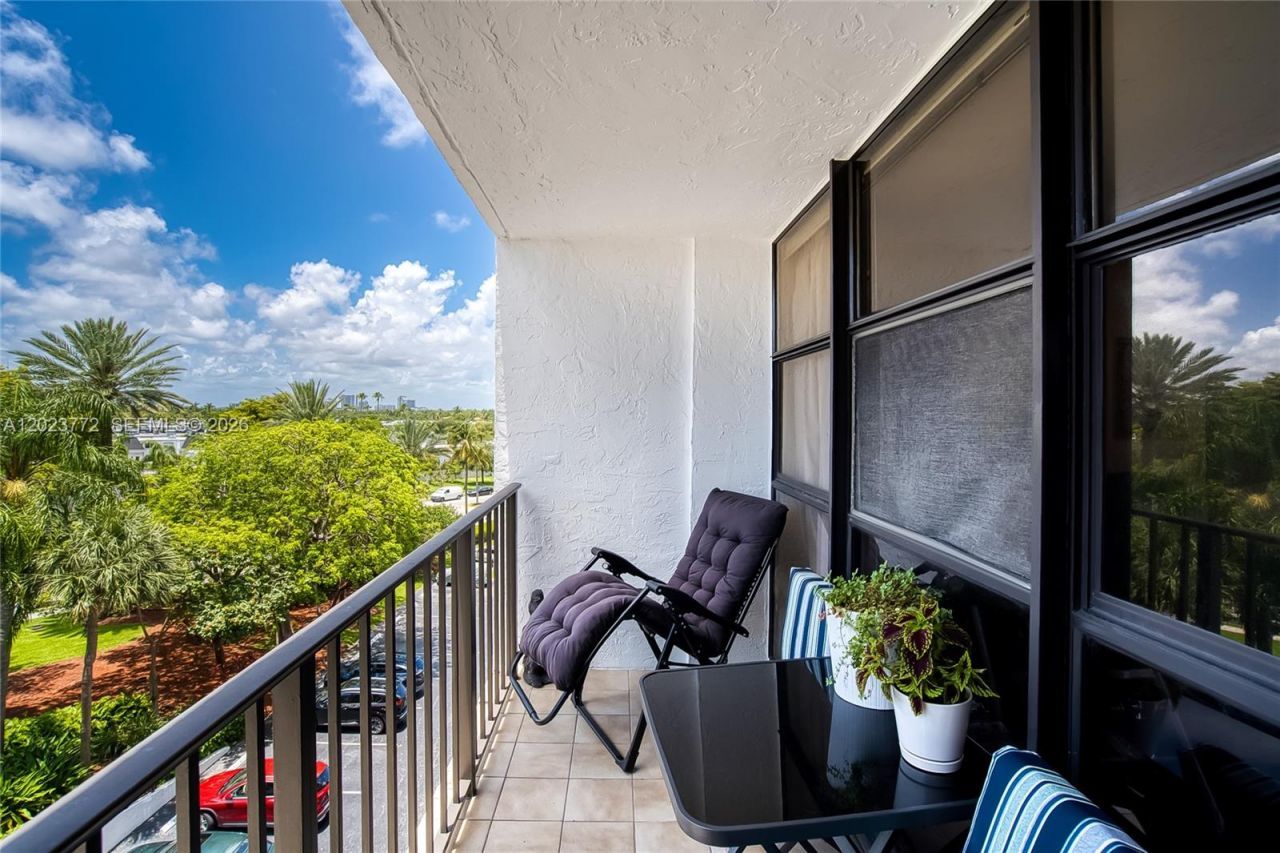 600 SW Parkview Dr, Unit 505, Hallandale Beach, FL 33009 Photo