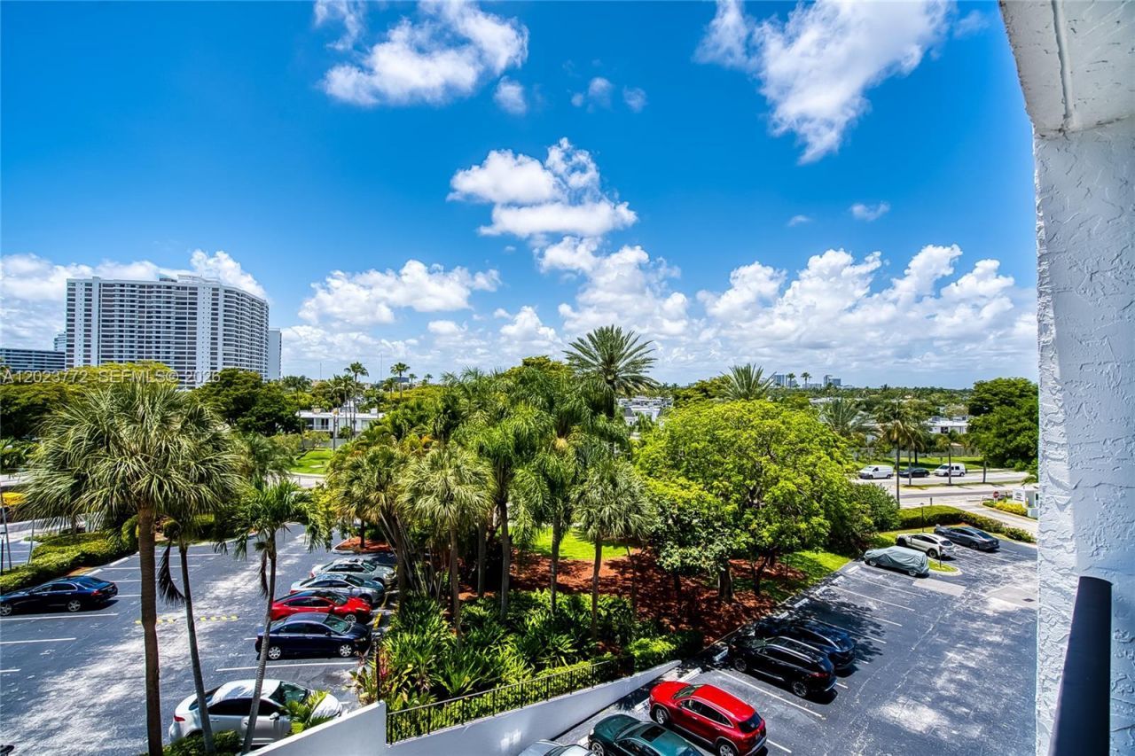 600 SW Parkview Dr, Unit 505, Hallandale Beach, FL 33009 Photo
