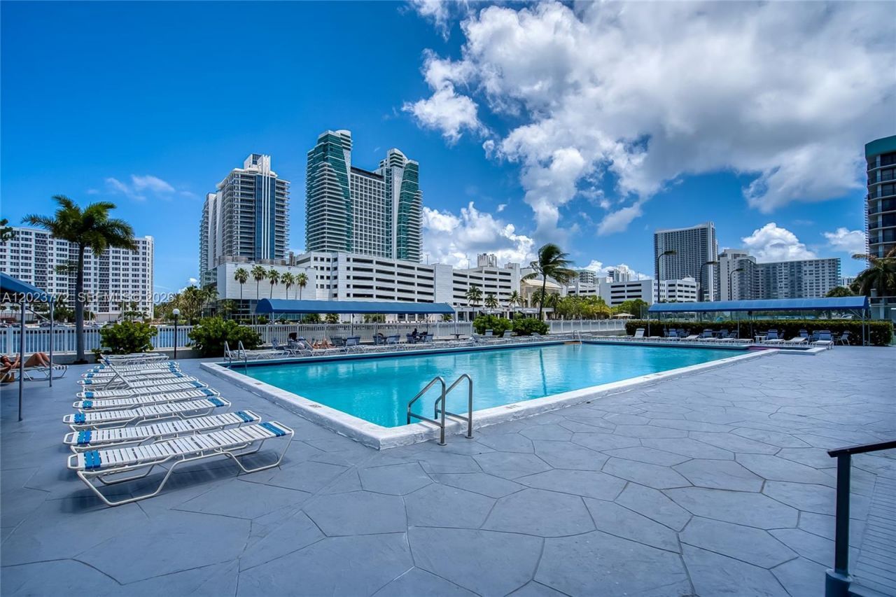 600 SW Parkview Dr, Unit 505, Hallandale Beach, FL 33009 Photo