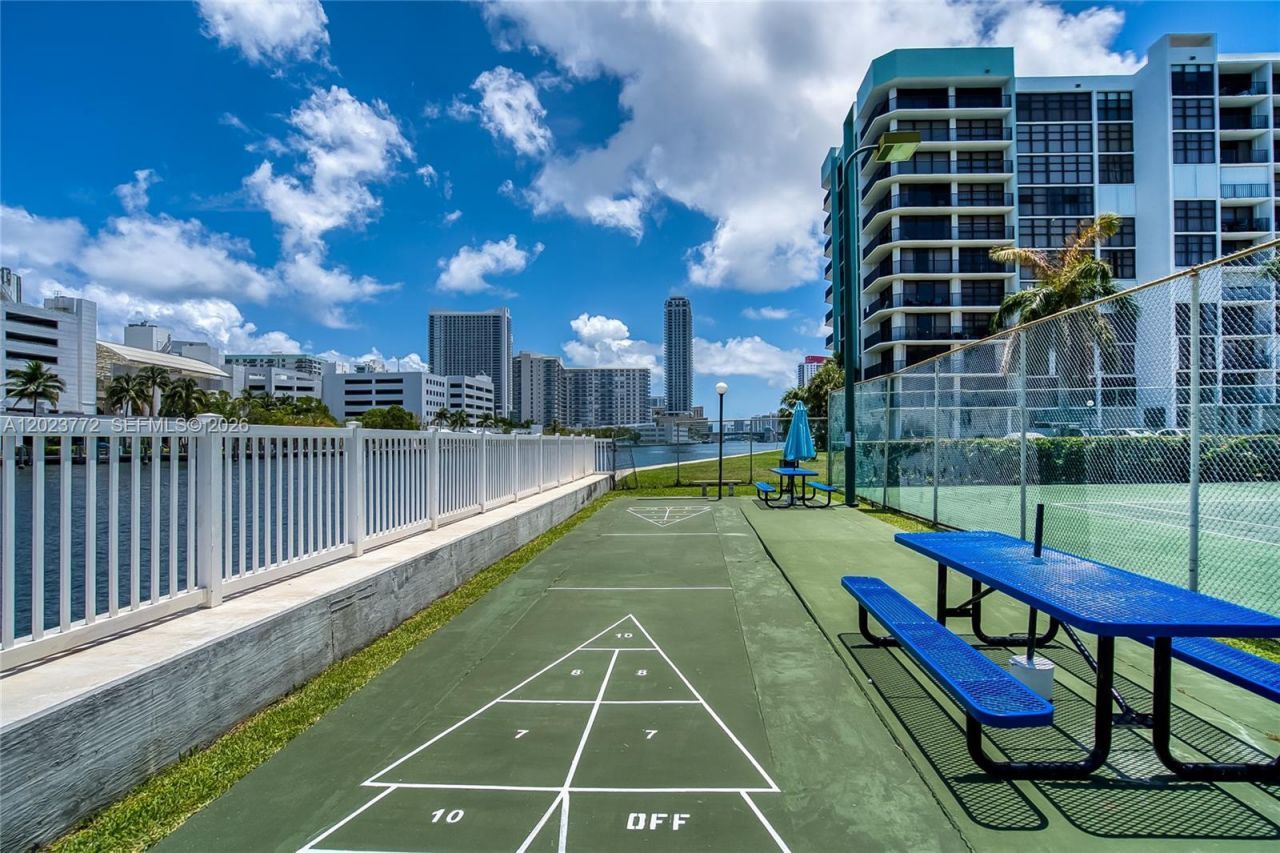 600 SW Parkview Dr, Unit 505, Hallandale Beach, FL 33009 Photo