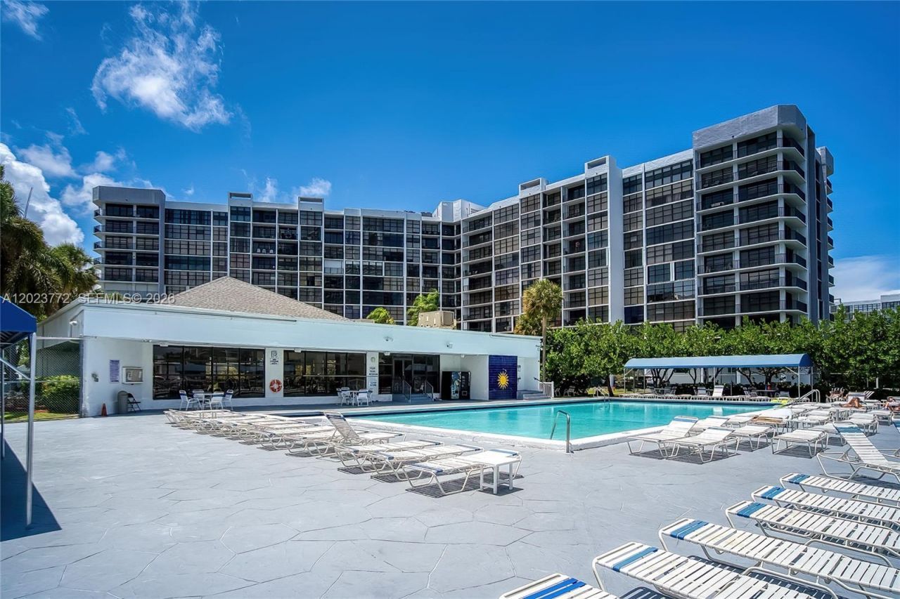 600 SW Parkview Dr, Unit 505, Hallandale Beach, FL 33009 Photo