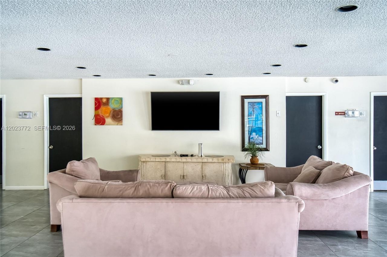 600 SW Parkview Dr, Unit 505, Hallandale Beach, FL 33009 Photo
