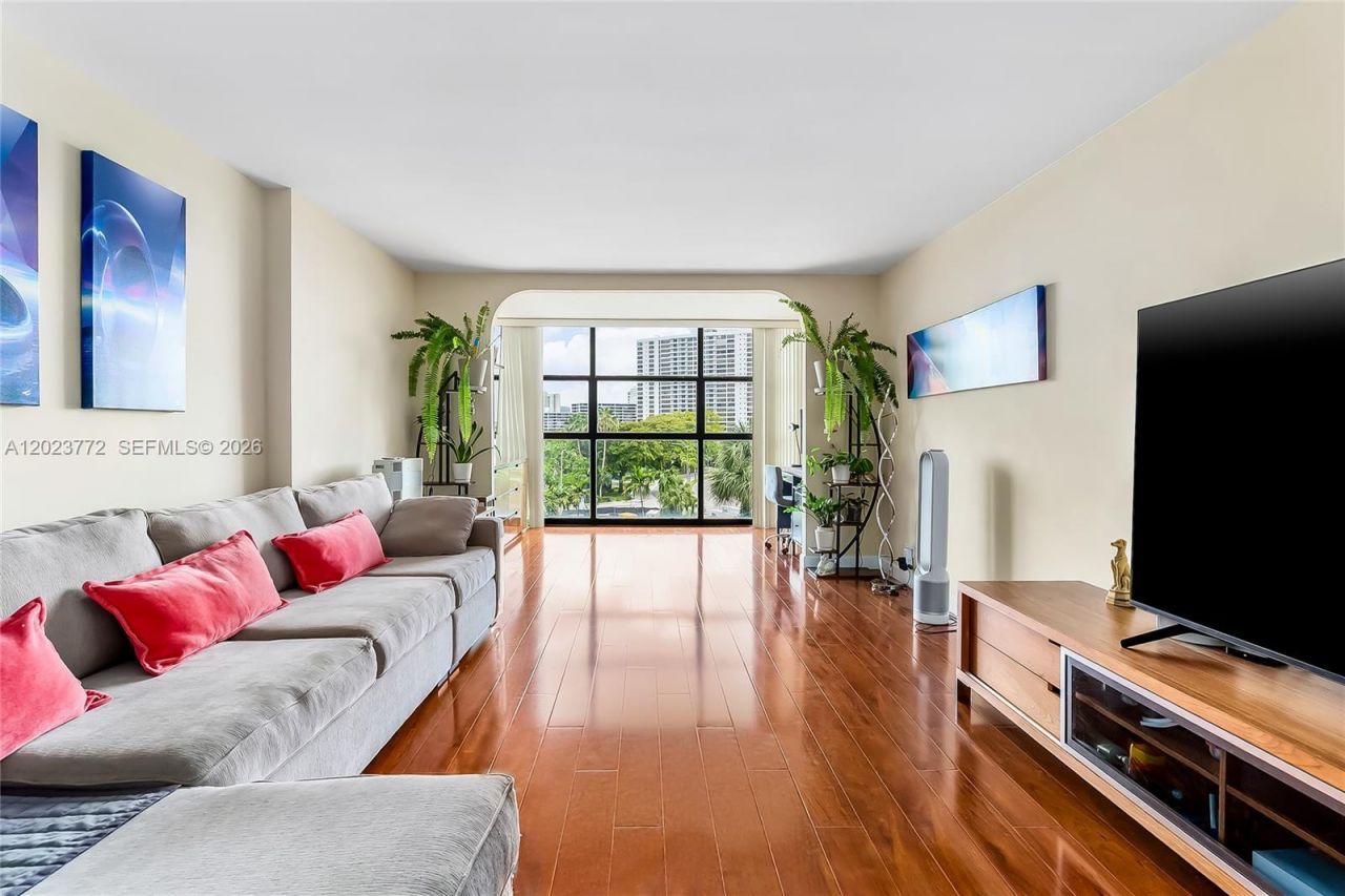 600 SW Parkview Dr, Unit 505, Hallandale Beach, FL 33009 Photo