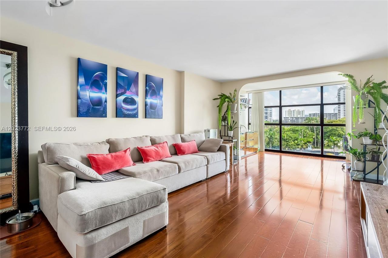 600 SW Parkview Dr, Unit 505, Hallandale Beach, FL 33009 Photo