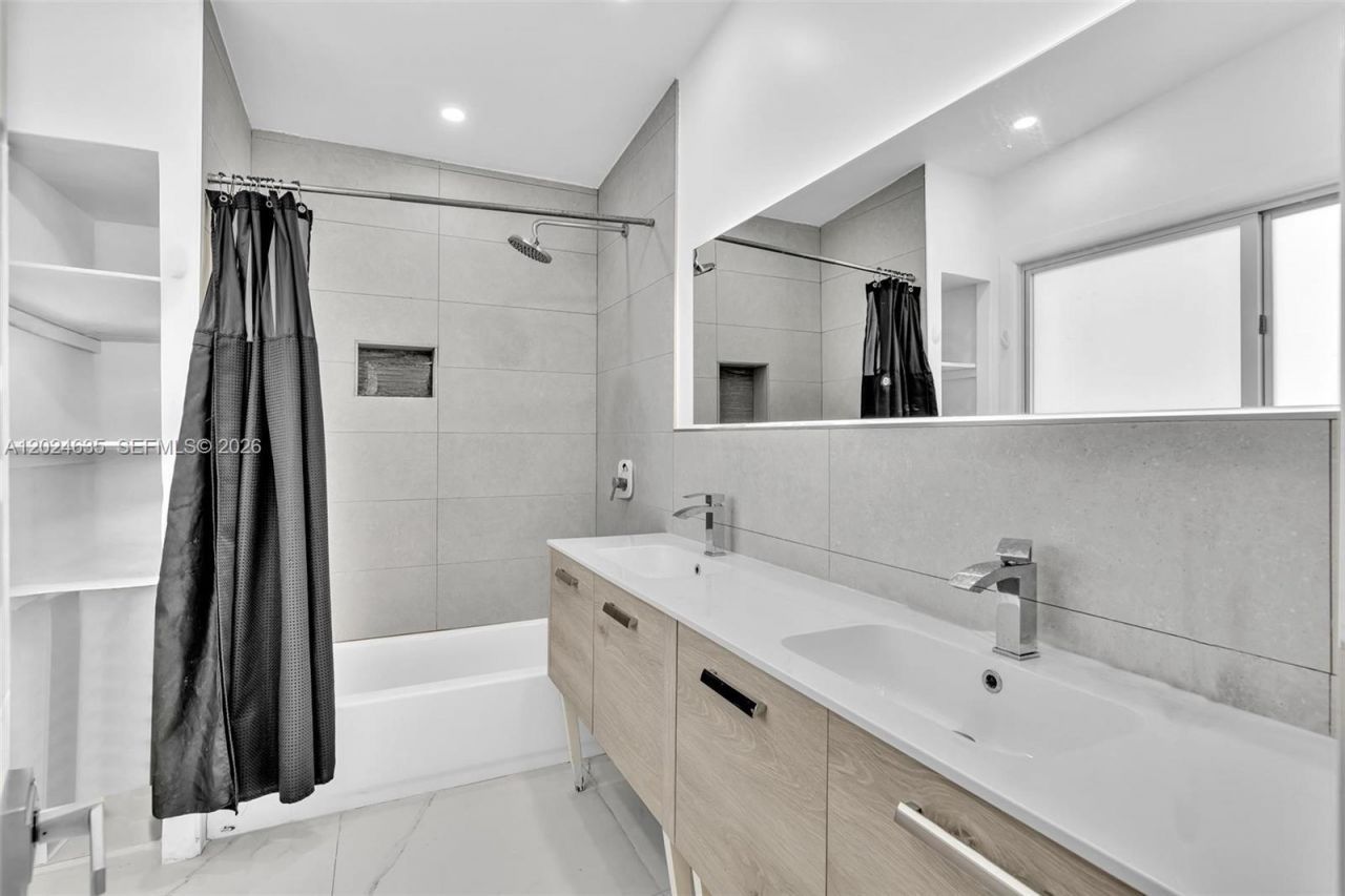 9257 Bay Dr, Surfside, FL 33154 Photo
