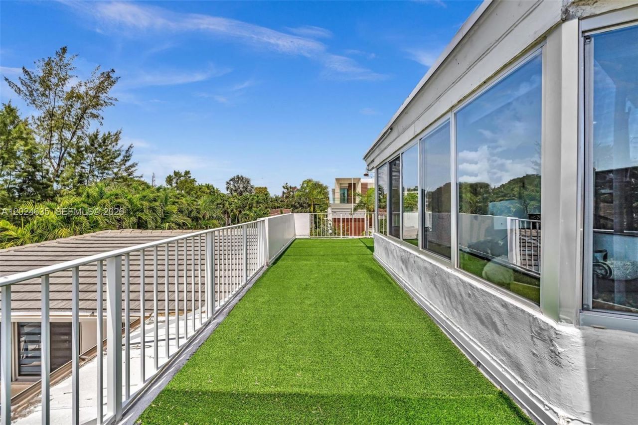 9257 Bay Dr, Surfside, FL 33154 Photo