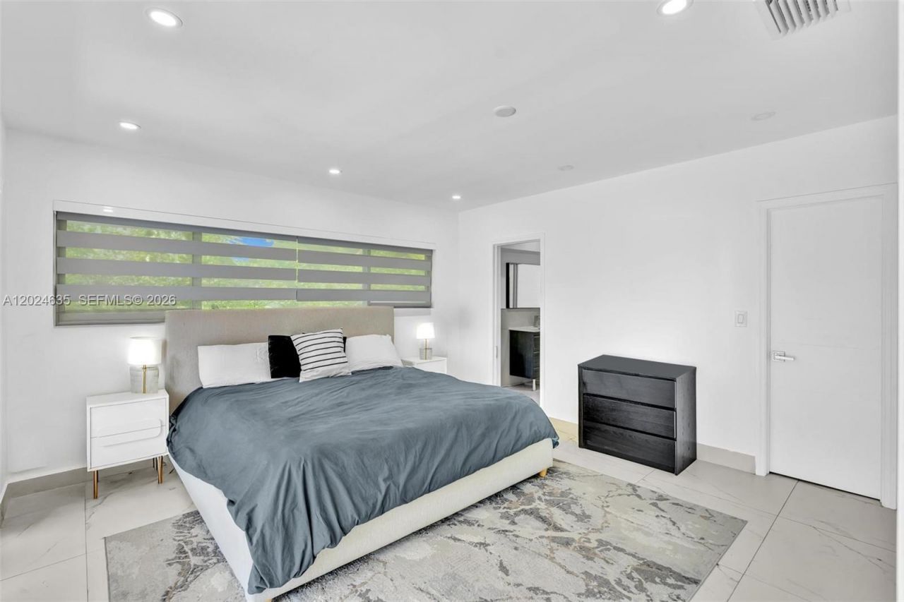 9257 Bay Dr, Surfside, FL 33154 Photo