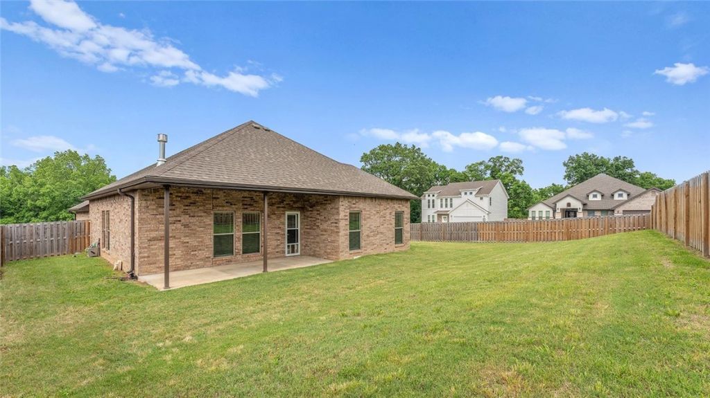 2401 Lock Lane Pea Ridge, AR 72751