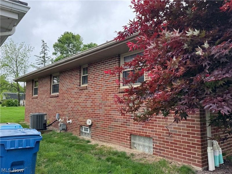 592 W Omar Street, Struthers, OH 44471 Photo 4