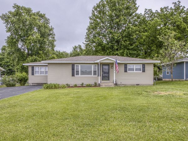 1914 Hazel Avenue , Carthage, MO 64836