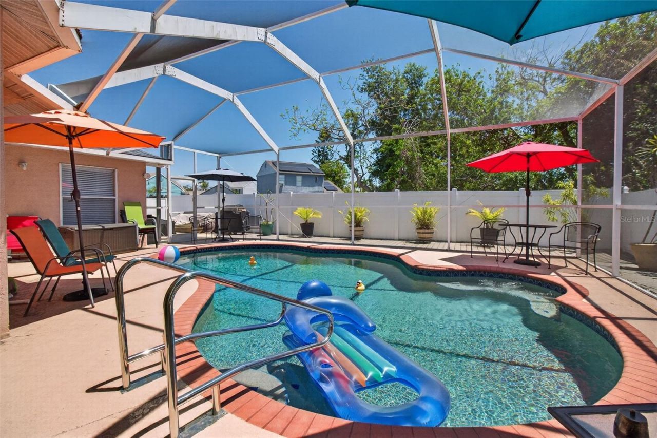 12611 Pineforest Way E, Largo, FL 33773 Photo