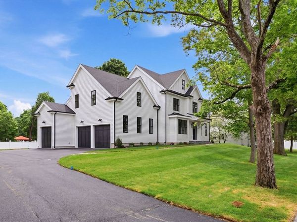 37 Maple Street, Lynnfield, MA 01940