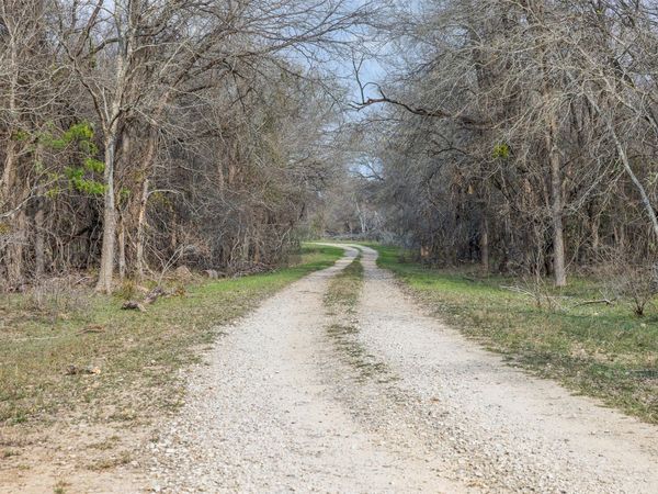 1144 Treetop LN , Luling, TX 78648