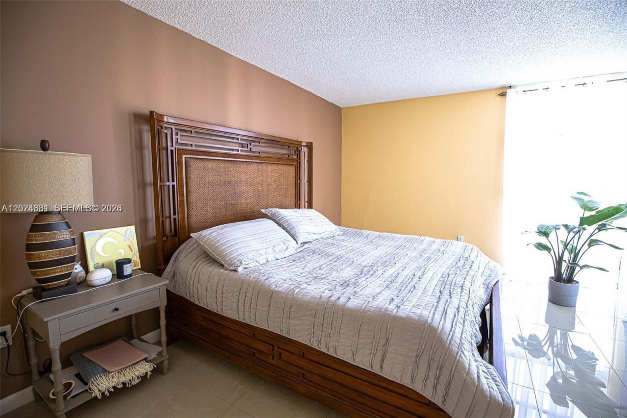 3701 N Country Club Dr, Unit 902, Aventura, FL 33180 Photo