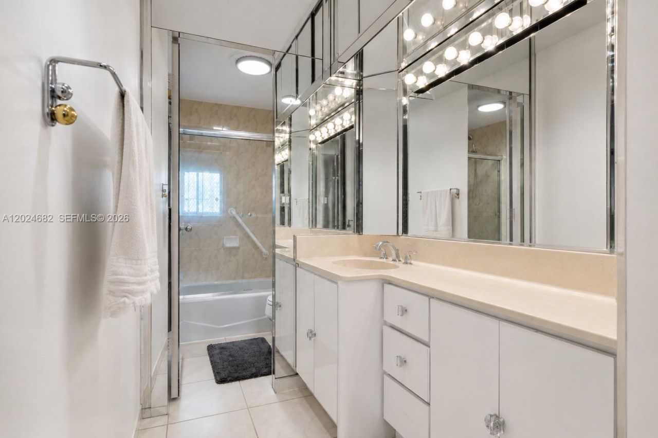 300 Bayview Dr , Unit 807, Sunny Isles Beach, FL 33160 Photo