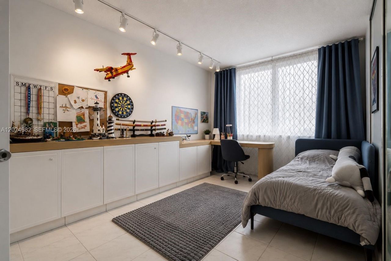 300 Bayview Dr , Unit 807, Sunny Isles Beach, FL 33160 Photo