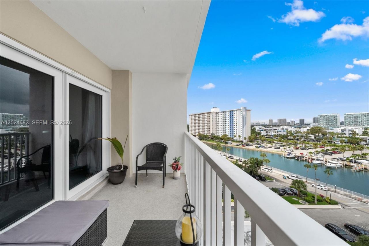 300 Bayview Dr , Unit 807, Sunny Isles Beach, FL 33160 Photo