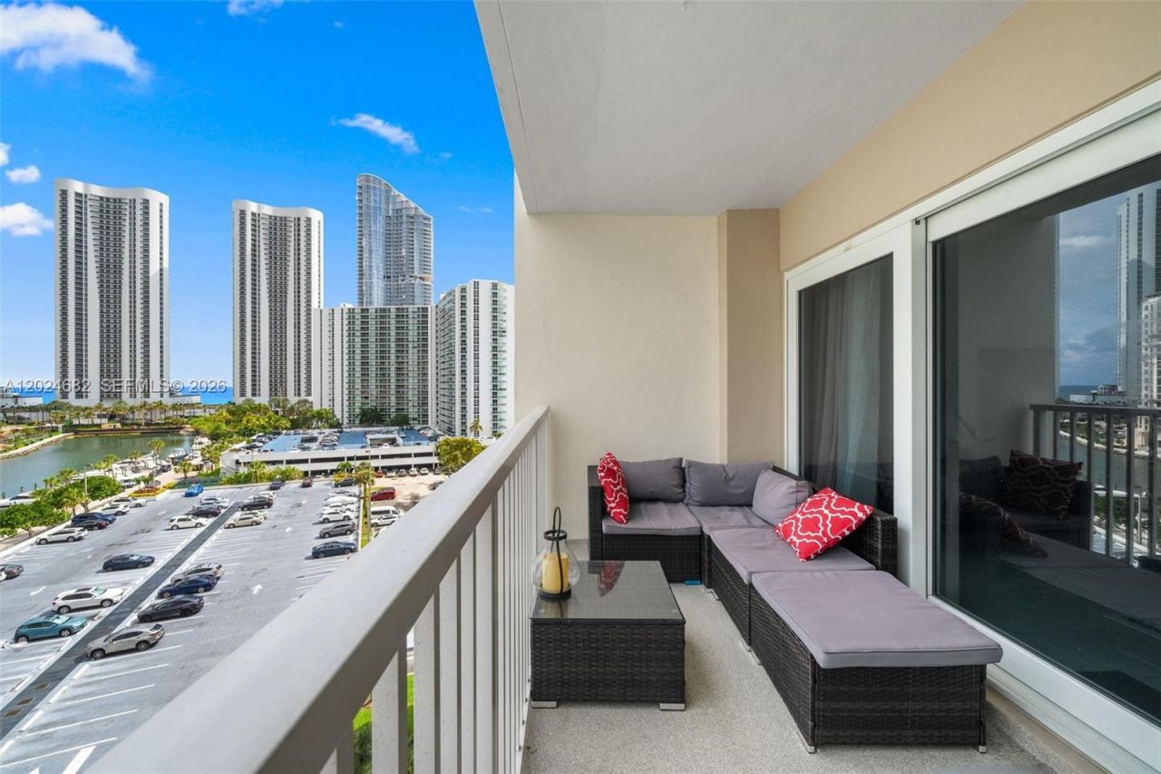 300 Bayview Dr , Unit 807, Sunny Isles Beach, FL 33160 Photo