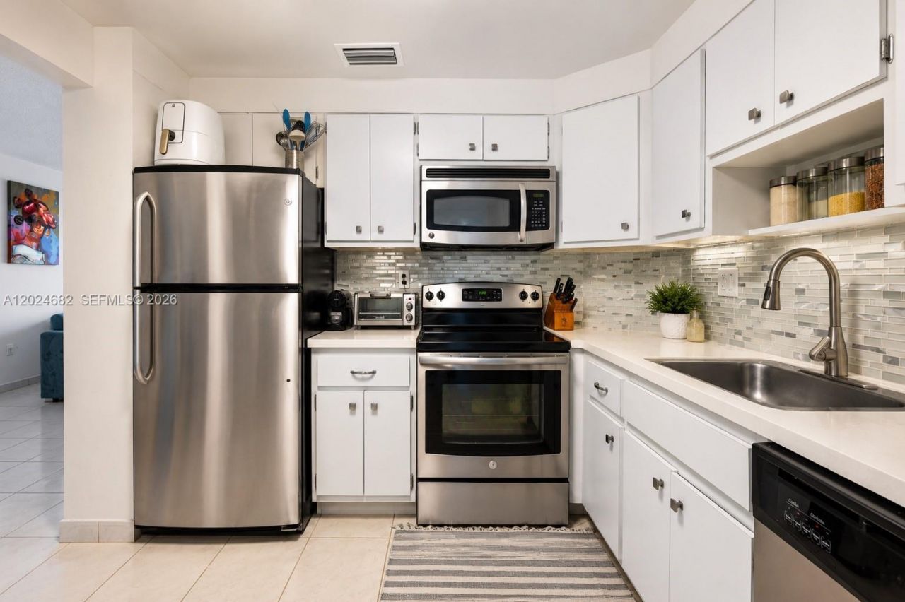 300 Bayview Dr , Unit 807, Sunny Isles Beach, FL 33160 Photo