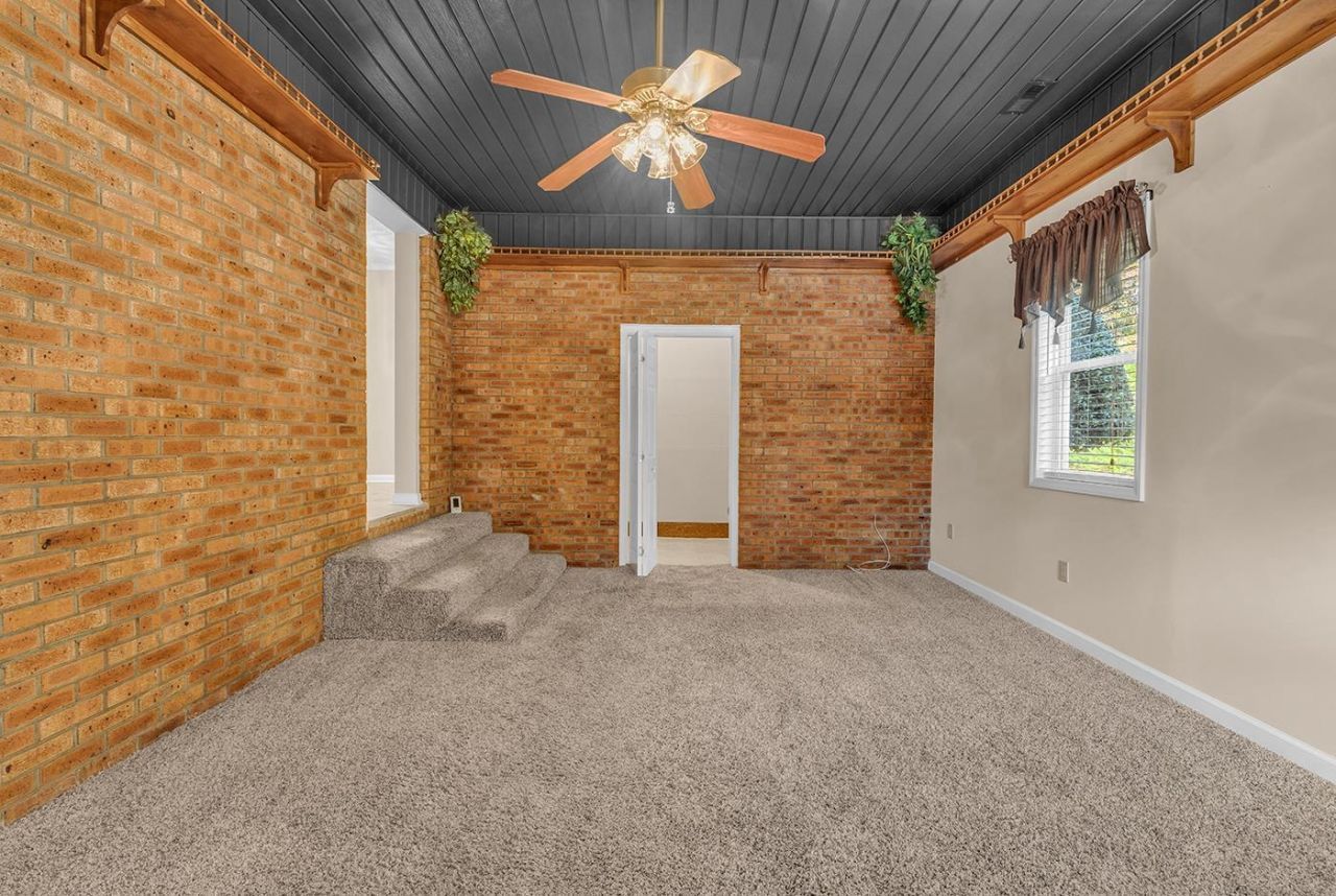 601 Lincoln Ln.  Photo 4