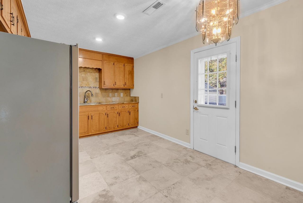 601 Lincoln Ln.  Photo 8