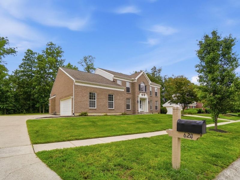 6211 Avebury Court, Hamilton Twp, OH 45152 Photo 2