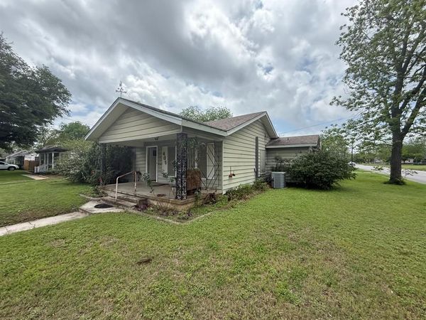 409 Dixon Street , Cleburne, TX 76033