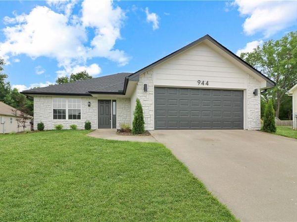 944 E Market Street, Warrensburg, MO 64093