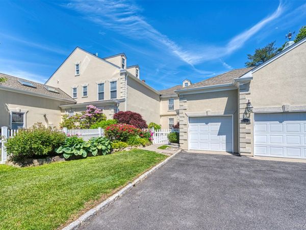10 Swan Court, Glen Cove, NY 11542