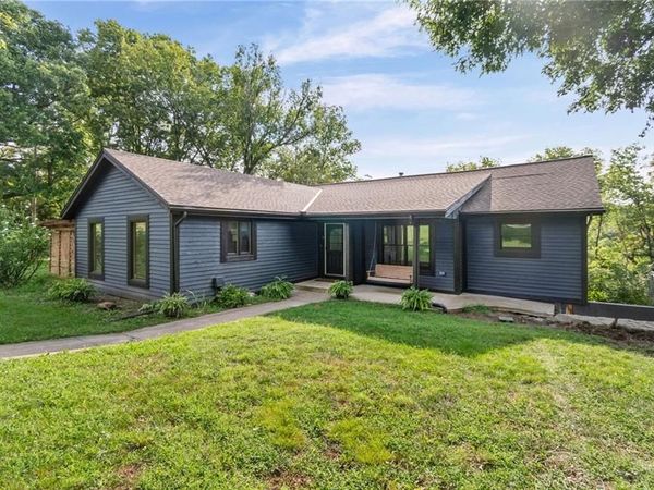 9051 HILLVIEW Drive, De Soto, KS 66018