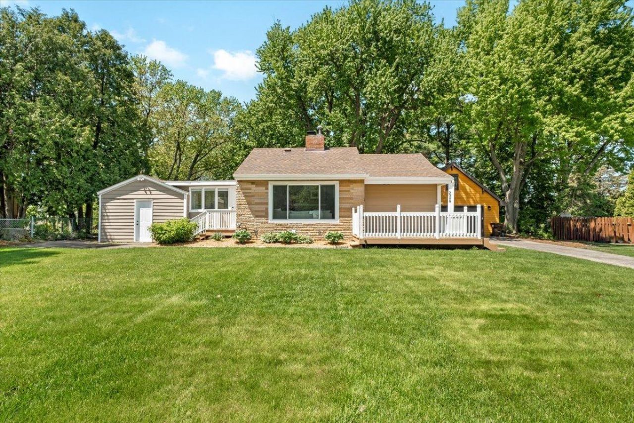 2368 Hadley Avenue N, Oakdale, MN 55128 Main Photo