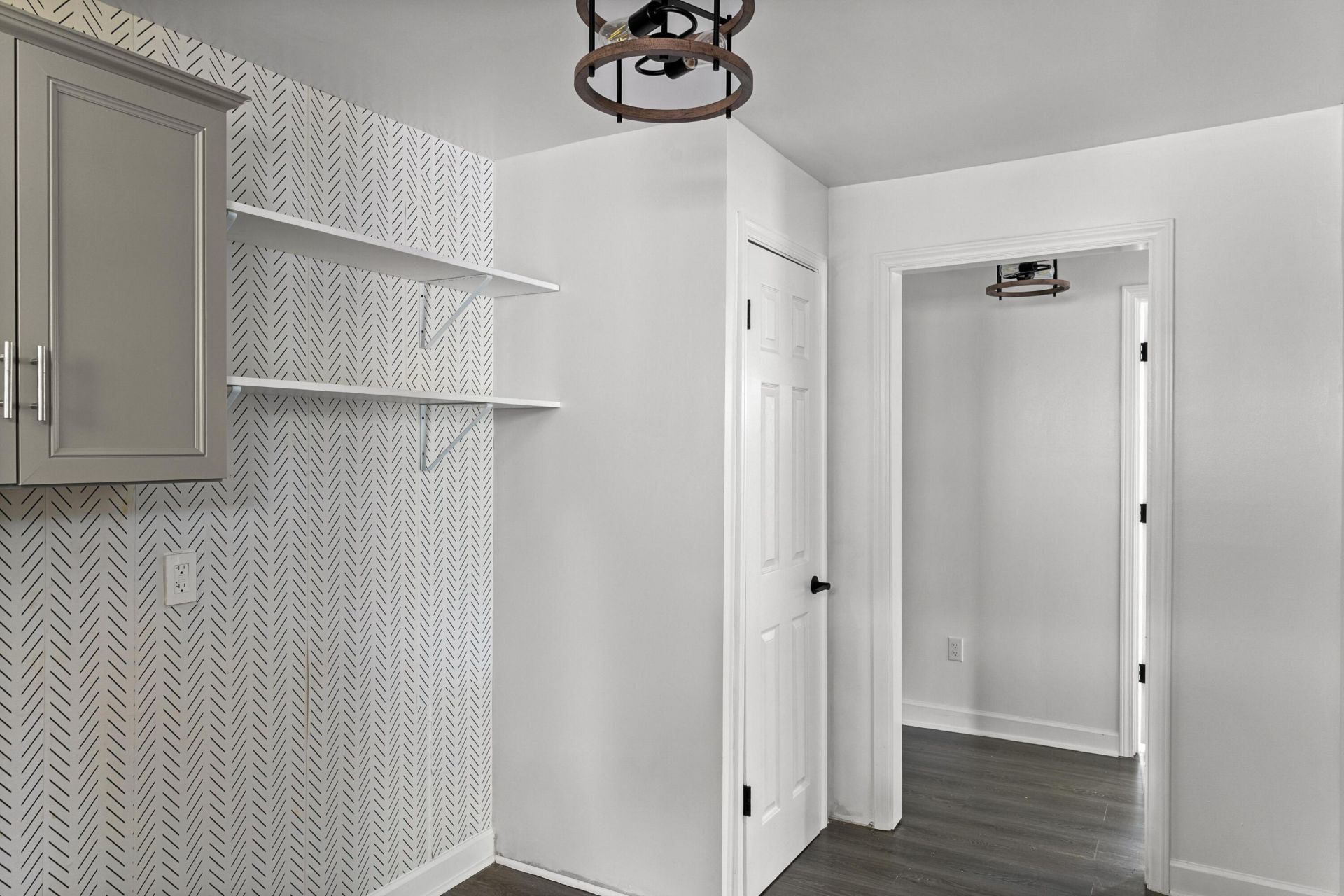 565 Louis Street Photo 19
