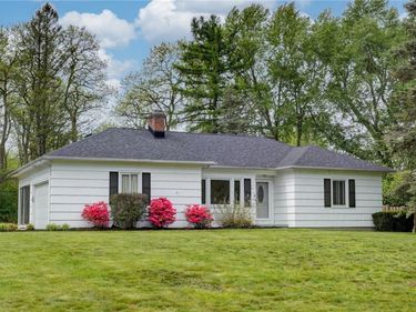 15 Lochnavar Parkway, Pittsford, NY 14534