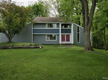25201 Briarwyke Drive, Farmington Hills, MI 48336