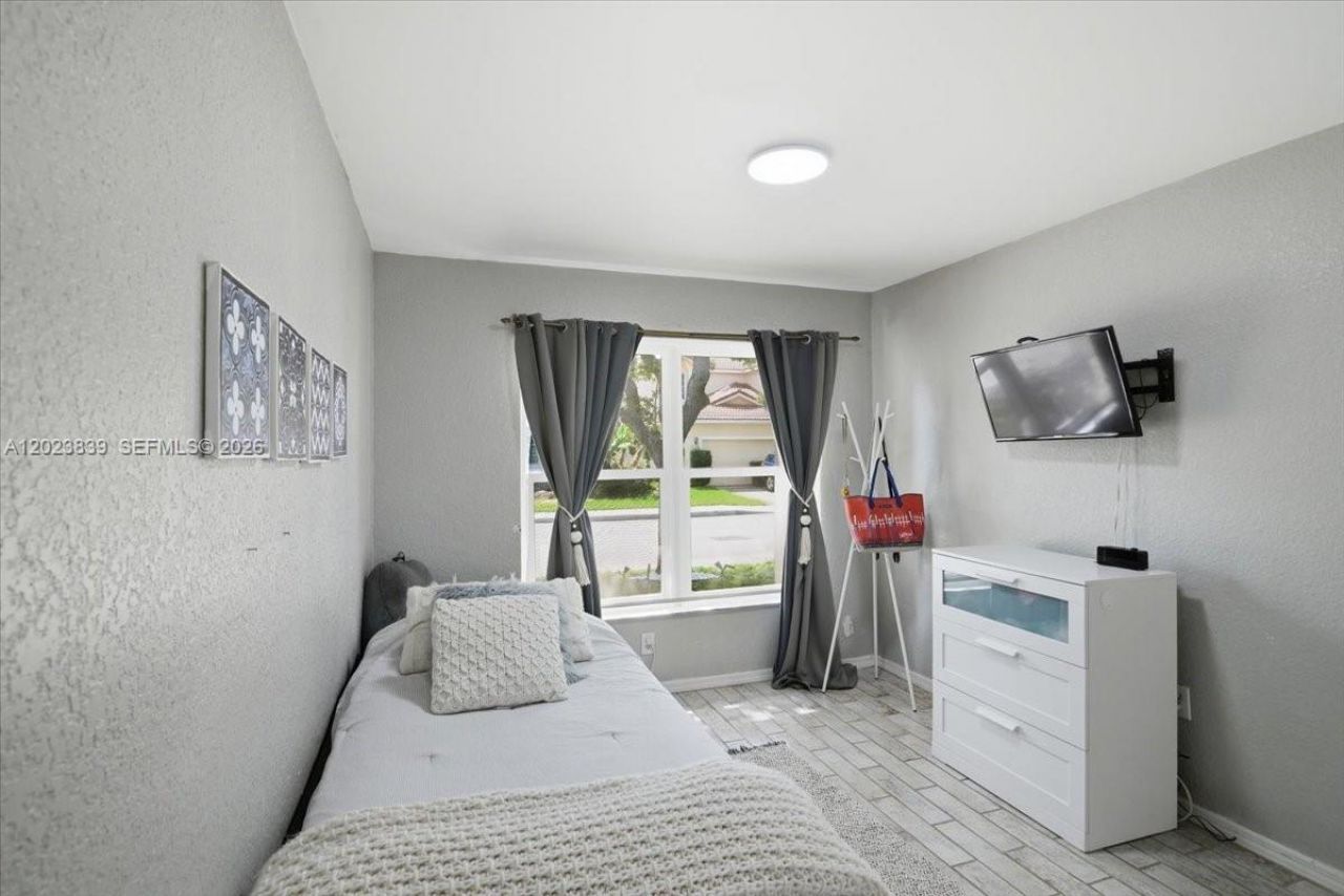 2181 NW 162nd Ter, Pembroke Pines, FL 33028 Photo