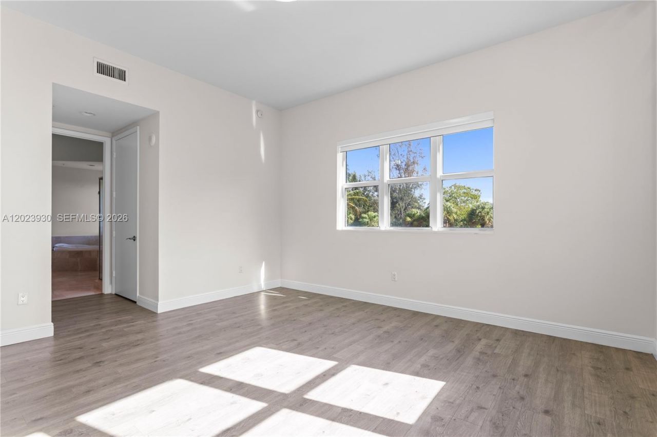 15051 Royal Oaks Ln , Unit 101, North Miami, FL 33181 Photo