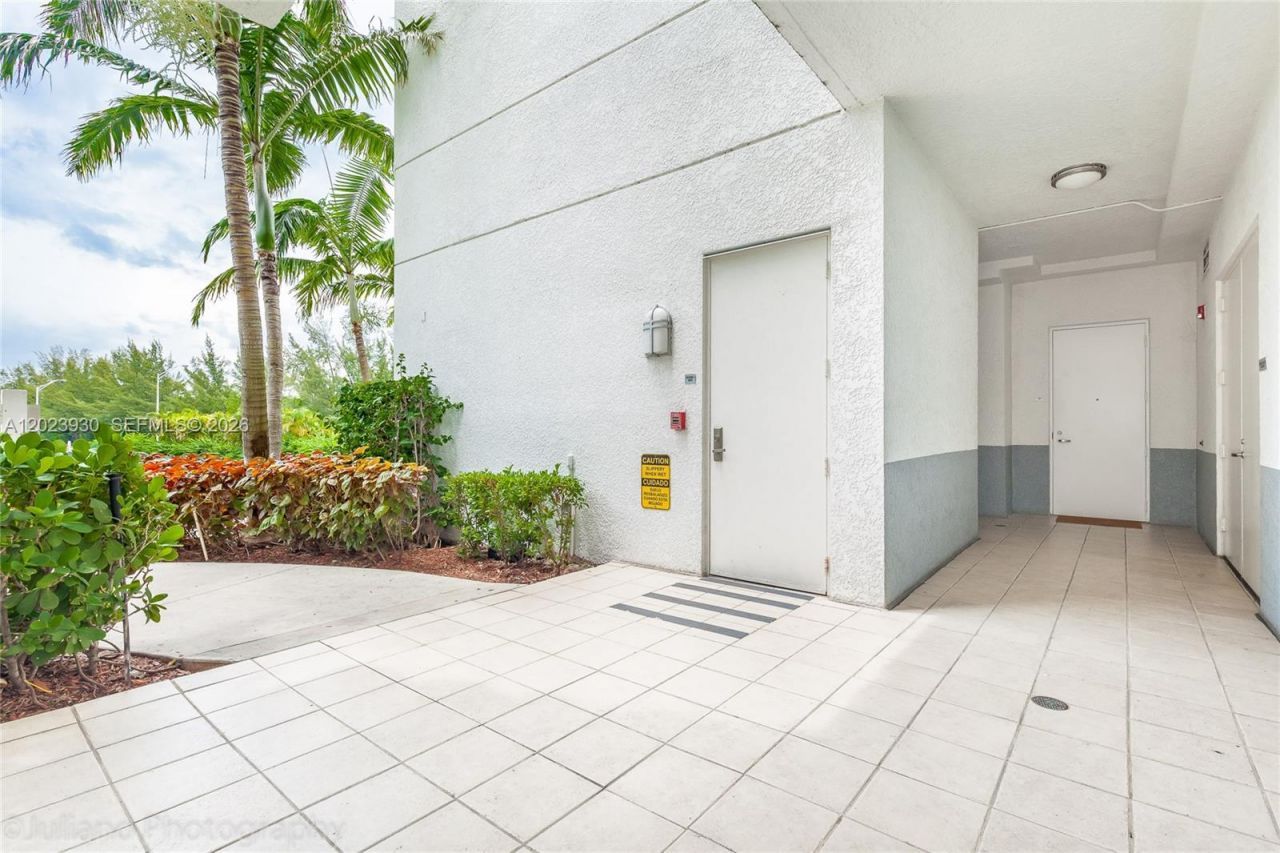 15051 Royal Oaks Ln , Unit 101, North Miami, FL 33181 Photo